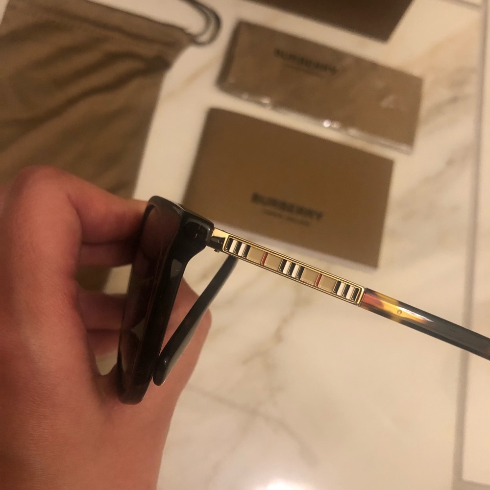 🔥NEW BURBERRY BEST SELLER SUNGLASSES 🔥 - Picture 8 of 13